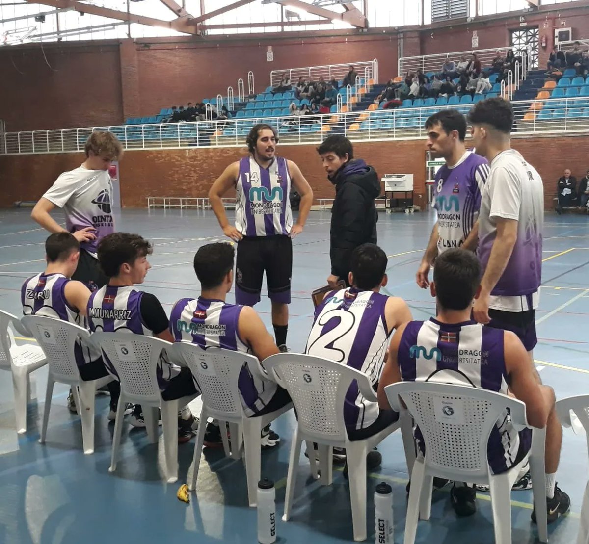 Ointxe's tweet photo. 1. maila nazional 🏀⛹️♂️
Garaipen garrantzitsua Urretxun lortutakoa, markagailuan atzetik aurrera joanaz 💪
@GoierriSaski 76 ▶️ 79 @MUnibertsitatea Ointxe!
Zorionak, lan bikaina! 💯🔝
#HarrobiaGureEtorkizuna #saskibaloia #pasioa #MutilakLanDaLan 😈 https://t.co/znc7XnwFG4