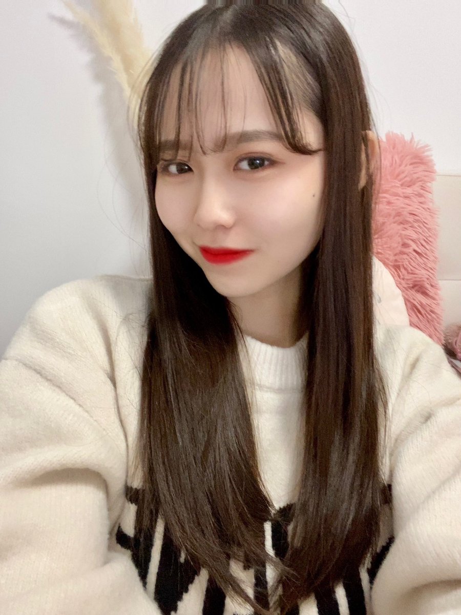 mami0804_vm's tweet photo. おはようございます⛅️
今日は「きれいな髪のいいツヤの日」という記念日です✨

前は枝毛とかあって傷んでたけど
最近は綺麗に保てるよう毎日ケアを心がけてます！
活動始めた頃より綺麗になったと思いませんか😆

今週もお仕事や学校頑張りましょう🫶🏻✨ https://t.co/RlXNYQfnUC
