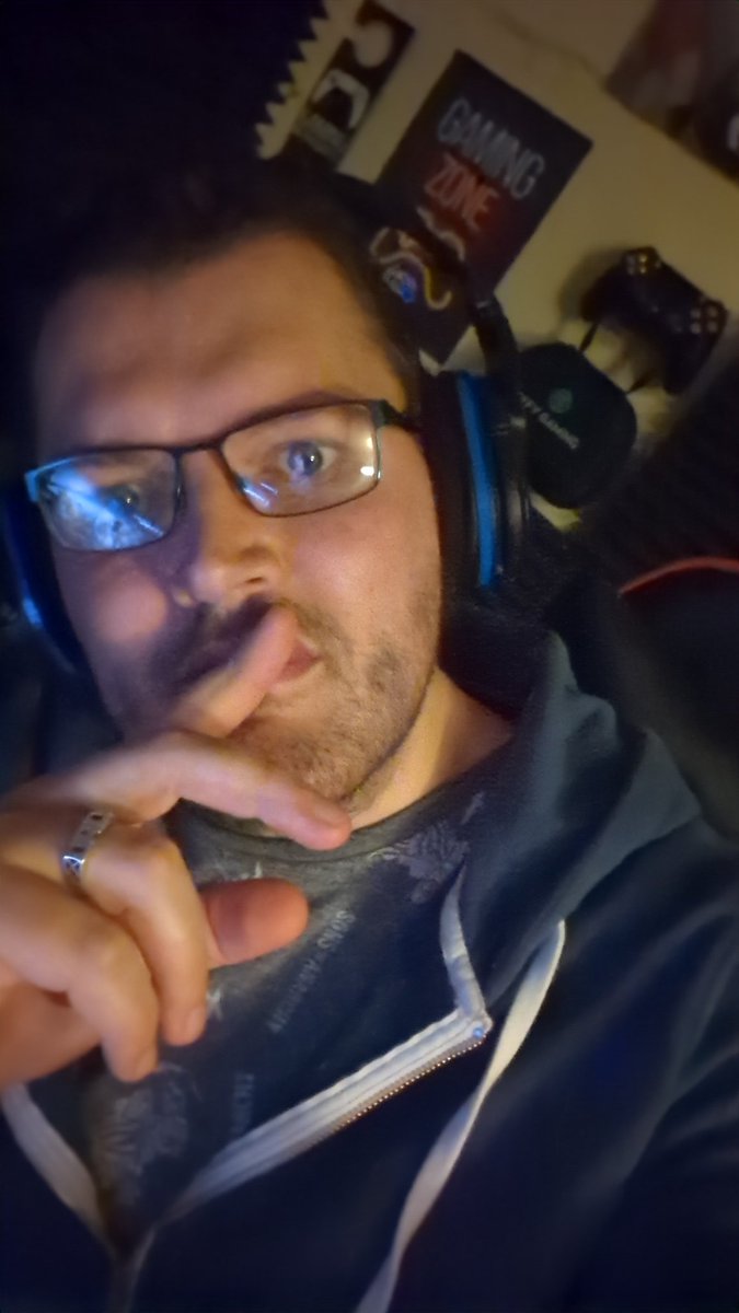 PurposelyGaming's tweet photo. 😏 rare selfie felt cute might delete later https://t.co/1cdNoFGVWW