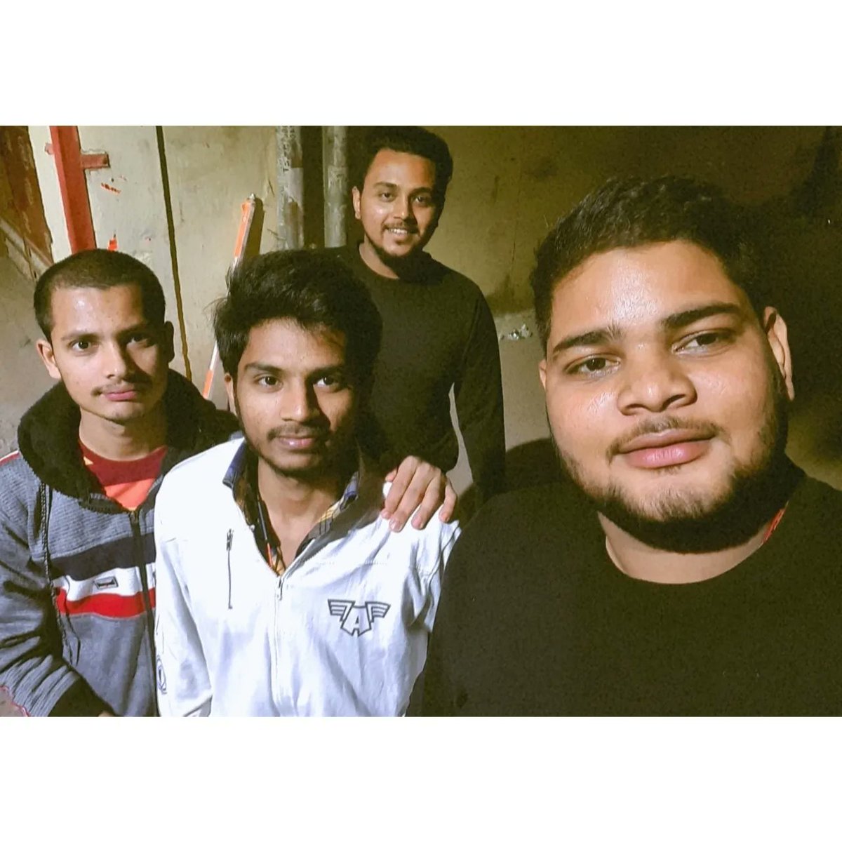 dharmrajkasyap's tweet photo. सवाल पानी का #NAHI❌ प्यास का है
सवाल मौत का नही साँसो का #HAI
#DOST तो बहुत है #DUNIA🌍 में
मगर सवाल #_Dosti👬 का नही विश्वास का HAI💪

_DOSTO से टूट कर रहोगे तो #कुत्ते🐕 भी सतायेंगे,
और #_DOSTO से जुड़ कर रहोगे तो #शेर🐯 भी घबरायेंगे…

#Friends ❤️
#हर_हर_महादेव__ॐ 🚩🕉️🙏 https://t.co/9x7IBs28e8