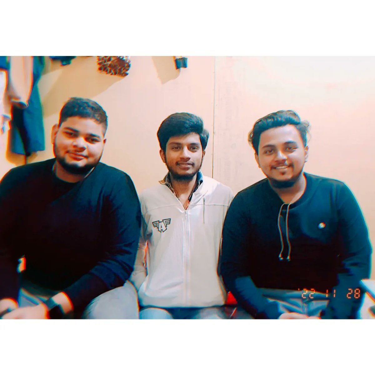 dharmrajkasyap's tweet photo. सवाल पानी का #NAHI❌ प्यास का है
सवाल मौत का नही साँसो का #HAI
#DOST तो बहुत है #DUNIA🌍 में
मगर सवाल #_Dosti👬 का नही विश्वास का HAI💪

_DOSTO से टूट कर रहोगे तो #कुत्ते🐕 भी सतायेंगे,
और #_DOSTO से जुड़ कर रहोगे तो #शेर🐯 भी घबरायेंगे…

#Friends ❤️
#हर_हर_महादेव__ॐ 🚩🕉️🙏 https://t.co/9x7IBs28e8
