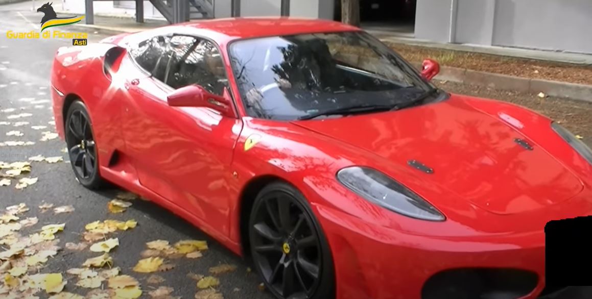 Detenen un jove italià que ha falsificat artesanalment un Ferrari a partir d'un Toyota bit.ly/3ihIoBD