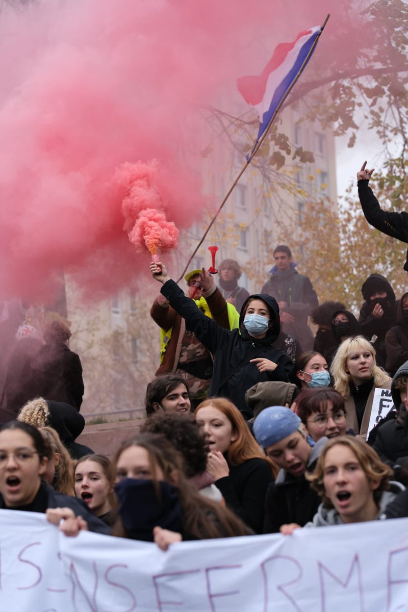 siala_mariem's tweet photo. La liberté guidant les jeunes.
Manifestations samedi 26 Novembre contre les fermetures des lycées professionnels https://t.co/8cSsJE1NmI