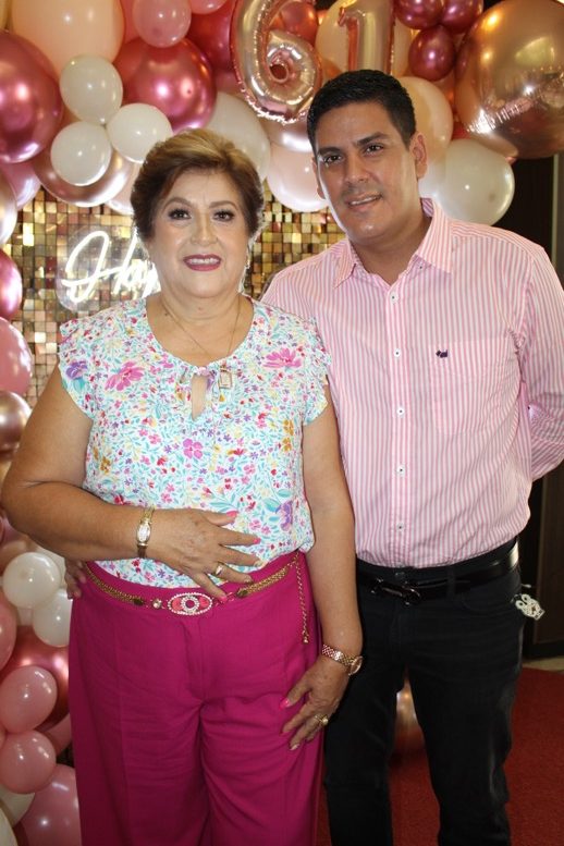 ZuartLeonardo's tweet photo. Con la mujer que mas amo en esta vida. https://t.co/CMZJeXpnf5