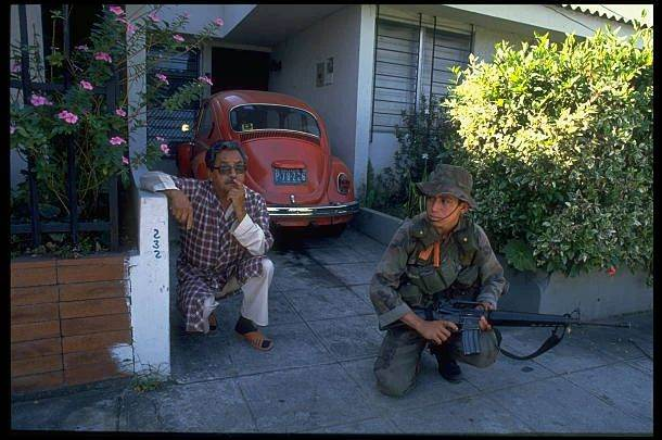 Soldado junto a un residente en la colonia Escalón durante la ofensiva "Hasta el tope" que llevó a cabo el FMLN desde el 11 de noviembre hasta el 12 de diciembre de 1989.

📷Cindy Karp