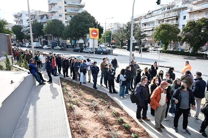 Ατέλειωτες ουρές, για να δούνε ένα έργο που βρίσκεται ΑΚΡΙΒΩΣ στην κατάσταση που ΣΤΑΜΑΤΗΣΕ το 2018 -και θα λειτουργήσει, ΑΝ λειτουργήσει, το 2024. Και όλοι αυτοί ΨΗΦΙΖΟΥΝ. Μεταναστεύστε όσοι είστε νέοι, όσο είναι καιρός.