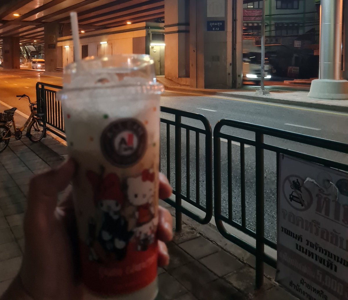 WaffleWorldwide's tweet photo. Have you ever seen such a cute coffee? #hellokitty #bangkok https://t.co/HaMZ8fDIra