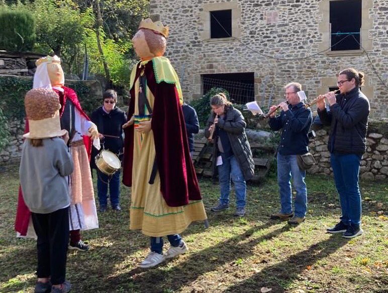 Aquest matí hem tocat pels nostres “grans” gegants. Sempre és especial tocar per ells 😍 #Montcal #grillatsambcanya #grillatsontour #gralla #timbal #timbaldellautó #grallabaixa @comissiodefetesdemontcal Gràcies per la confiança!