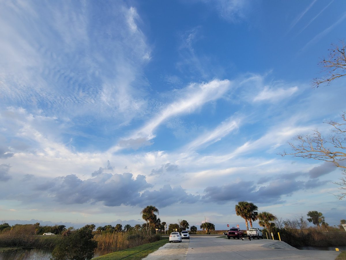 SpaceCoastSkies's tweet photo. A gorgeous sunset is happening &amp; the  weather couldn't be better 🥰 #spacecoastskies #flwx #stormhour #sunset #lovefl https://t.co/zagoPCPsJ6