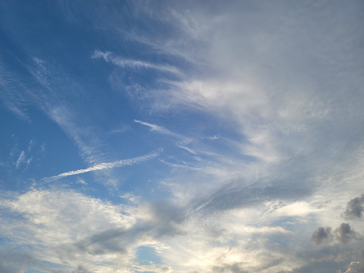 SpaceCoastSkies's tweet photo. A gorgeous sunset is happening &amp; the  weather couldn't be better 🥰 #spacecoastskies #flwx #stormhour #sunset #lovefl https://t.co/zagoPCPsJ6