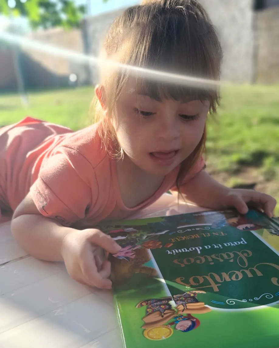 Aprendiconsofia's tweet photo. Disfrutando del domingo 
Un poco de lectura al ☀ 
#DownSyndrome 
#sindromededown 
#Reading 
#Qatar2022 
#FIFAWorldCup 
#Qatar2022EsLatina 
#Messico https://t.co/gPCh6QN4ni