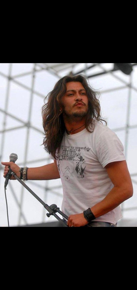 Gecenin nemi mi düşmüş gözlerine?
Ne olur ıslak ıslak, bakma öyle

Saçını dök sineme derdini söyle
Yeter ki ıslak ıslak, bakma öyle

#barışakarsu #ohep28yasinda #BarısAkarsuMerhaba