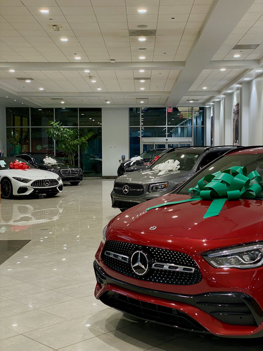 It’s almost the most wonderful time of the year again! 🎁 Stop by your local Von Housen dealership to test drive all of your favorite models for that special someone.

#MercedesBenz #VonHousen #HappyHolidays #holidayseason #gifts #newcar