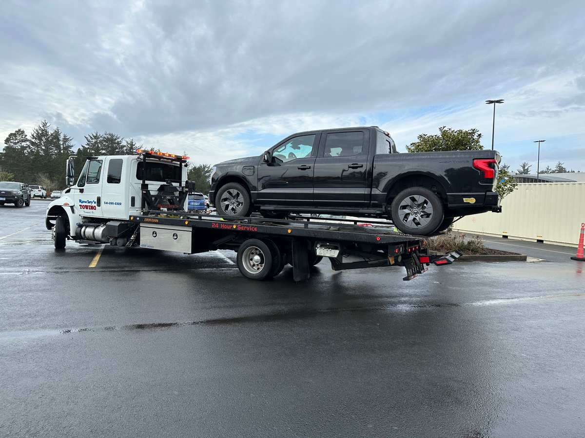 Eric_L_Roe's tweet photo. My @Ford being towed away from an @ElectrifyAm charging station after the EA charger fried my truck. https://t.co/V7tFWPWSoi