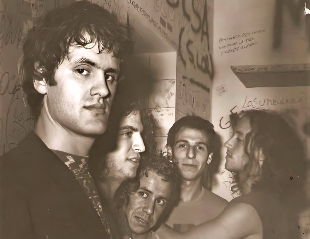 Iospiojos's tweet photo. Ciro, Tavo, Micky, Pity y Dani. 

Esto fue tomado en el camarín del Teatro Arpegios, durante alguna presentación de Los Piojos en la década de los ‘90 en mencionado lugar. 

#LosPiojos https://t.co/BED5FYNvYT