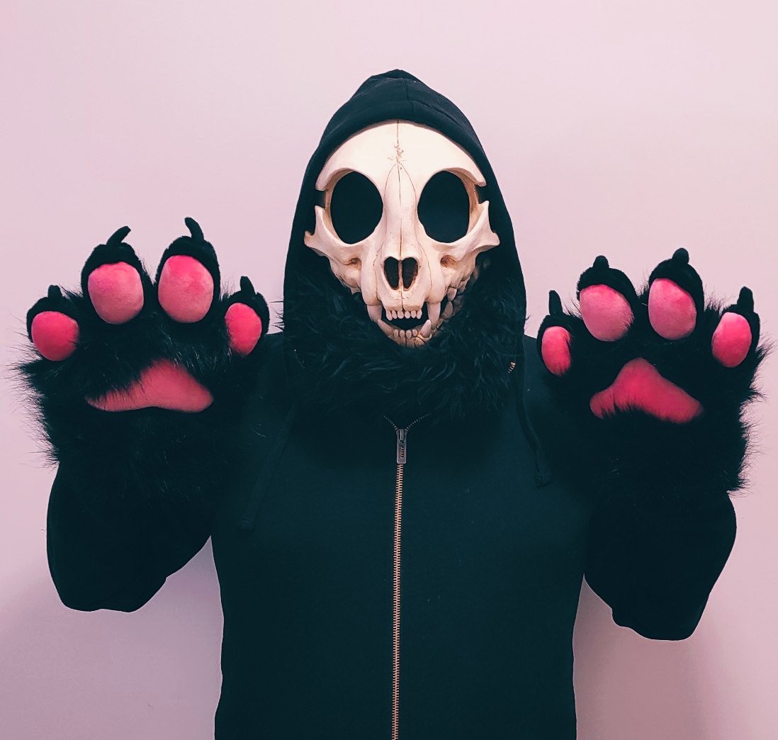 Nekozkar's tweet photo. The mask is amazing, it's super comfy and detailed.
Mask is from @bueshang go give it a look ✨
Thanks for such piece of art 🤩

#BoNeko #skullmask #cat https://t.co/9hXxnLKtA6