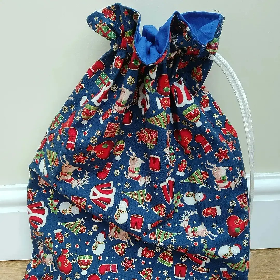 SewArtyMakes's tweet photo. Super easy Christmas gift bag sewing pattern, available as a kit 🧵🪡  lots of colour choices! 
https://t.co/ViOtYDW9eq
#CraftBizParty #ShopIndie #ShopOnTwitter #ChristmasGifts #ChristmasShopping #BlackFriday #CyberMonday #SantaSack #LearnToSew https://t.co/3r4lDg4Z7S