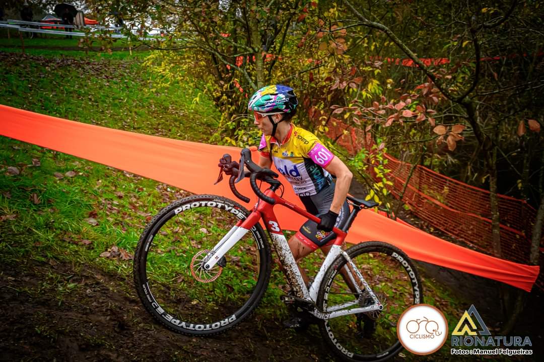 joanafmonteiro's tweet photo. Vitória na 3# Taça de Portugal Ciclocrosse 🥇

Não queria chuva mas ainda bem que choveu 😁 é dos circuito que mais gosto de correr com piso seco, mas a chuva que caiu hoje deixou-o no ponto 👌 O desafio de segurar a bicicleta em todas as curva, foi delicioso. Diverti-me muito! https://t.co/W2d16wm0WF