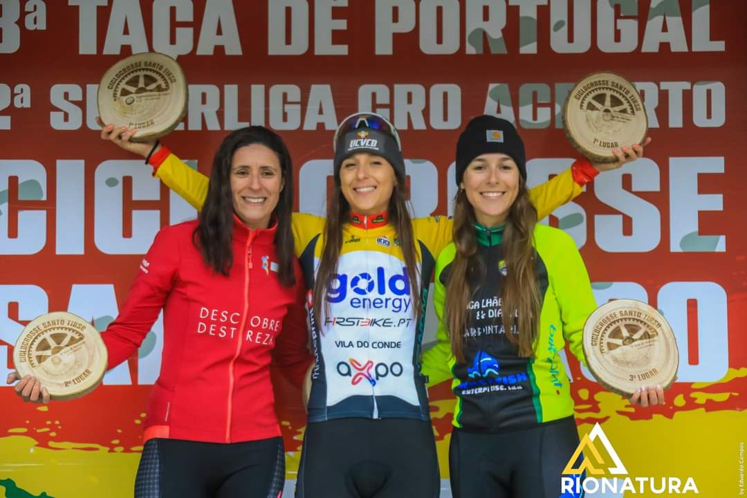 joanafmonteiro's tweet photo. Vitória na 3# Taça de Portugal Ciclocrosse 🥇

Não queria chuva mas ainda bem que choveu 😁 é dos circuito que mais gosto de correr com piso seco, mas a chuva que caiu hoje deixou-o no ponto 👌 O desafio de segurar a bicicleta em todas as curva, foi delicioso. Diverti-me muito! https://t.co/W2d16wm0WF
