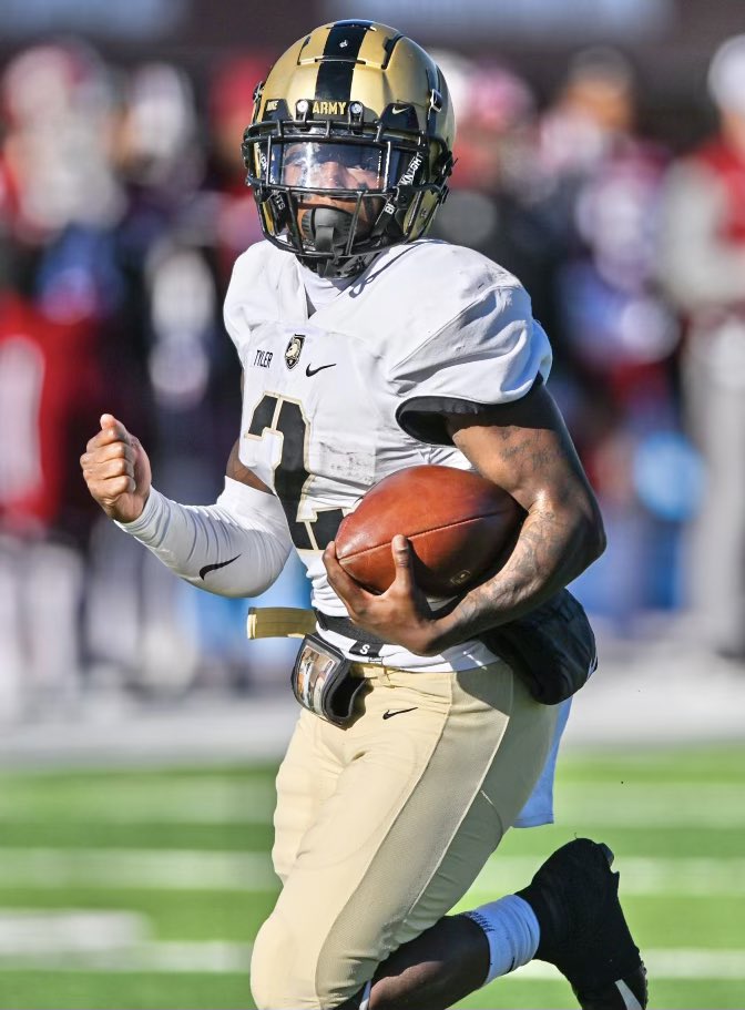 THE LINE: #ArmyFootball is currently 2-point favorite over Navy #ArmyNavy