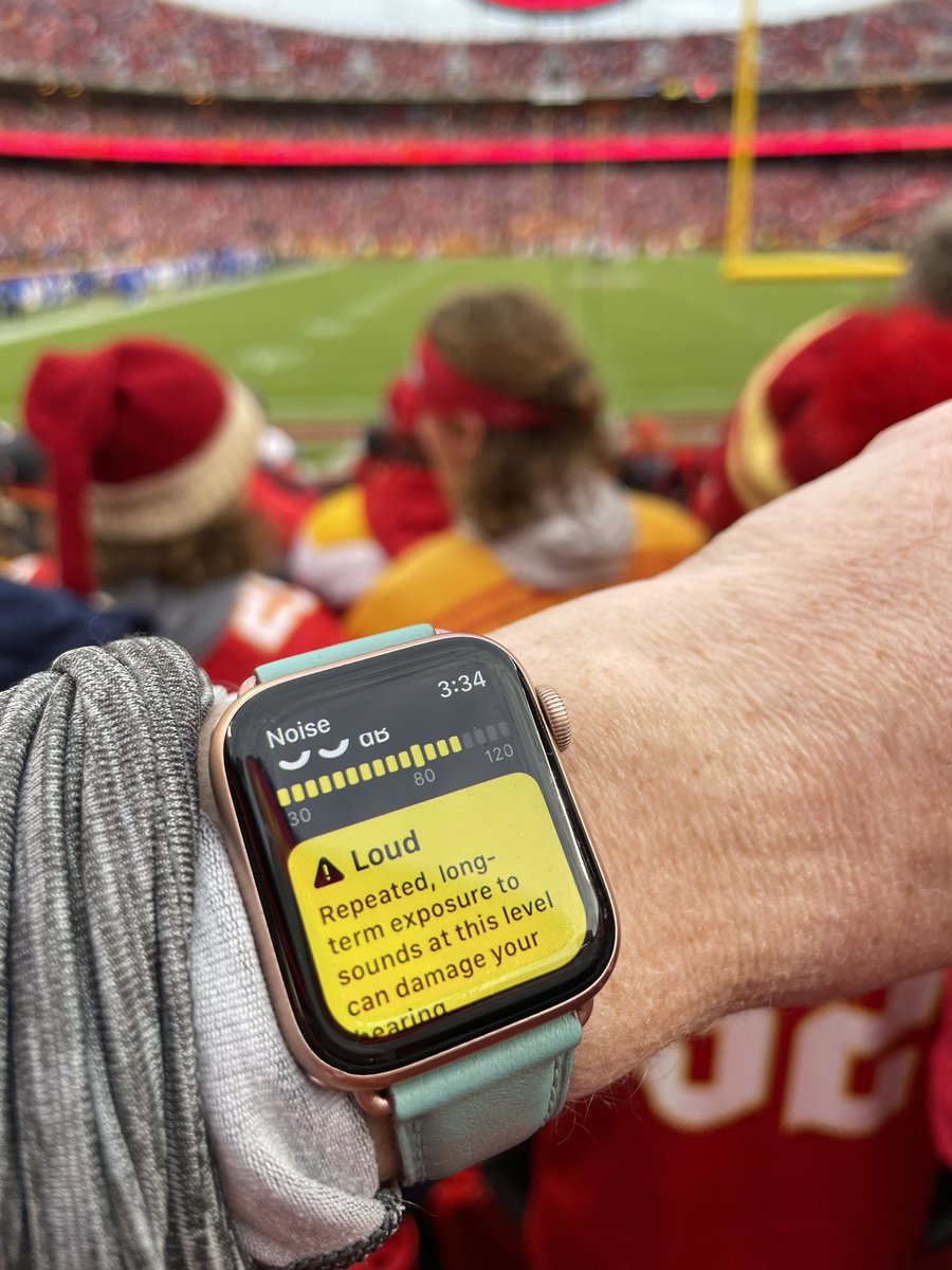 gingymom13's tweet photo. Lol #ChiefsKingdom  #chiefsvsrams @NFL https://t.co/pE35JlqKre