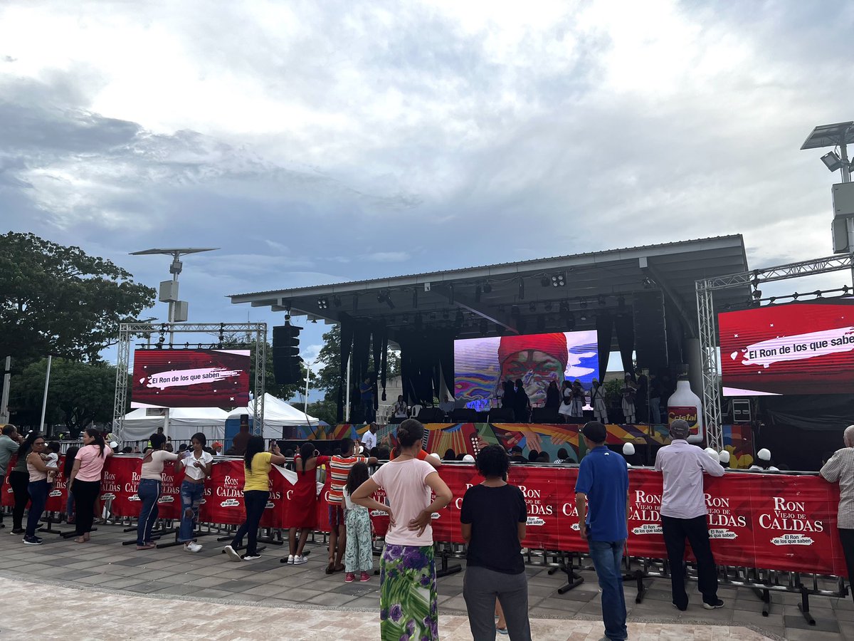 CMGRDVPAR's tweet photo. #AEstaHora desde la Plazoleta de Villa Miriam en el Festival Étnico Intercultural @CruzRojaCesarOF @AlcaldiaVpar @MelloCastroG @SecGobiernoVup @LEGALVIS https://t.co/70TwQYlEVW