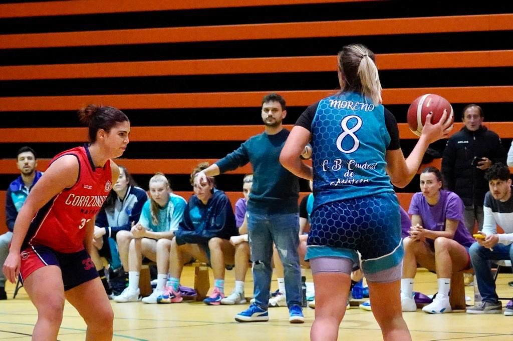 AytoMostoles's tweet photo. Dentro de los actos programados contra la violencia de género, hoy el baloncesto femenino se ha teñido de morado en apoyo a todas las víctimas de violencia machista en un partido por la igualdad jugado por el CB Ciudad de Móstoles y el Corazonistas.Han quedado 53 a 61 #Mostoles https://t.co/8nB8zQdWKP