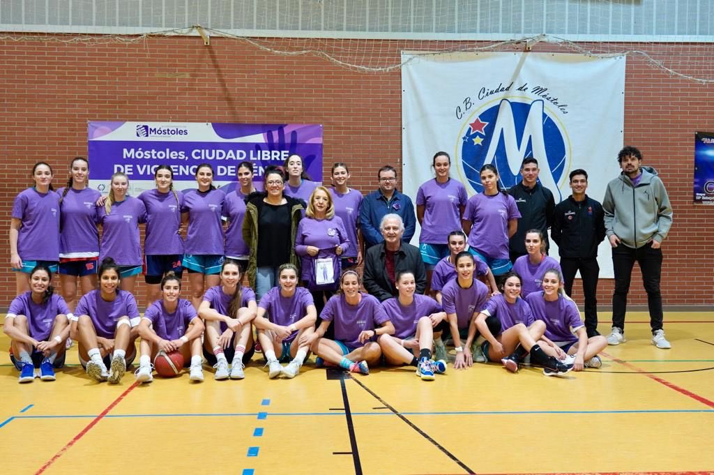 AytoMostoles's tweet photo. Dentro de los actos programados contra la violencia de género, hoy el baloncesto femenino se ha teñido de morado en apoyo a todas las víctimas de violencia machista en un partido por la igualdad jugado por el CB Ciudad de Móstoles y el Corazonistas.Han quedado 53 a 61 #Mostoles https://t.co/8nB8zQdWKP