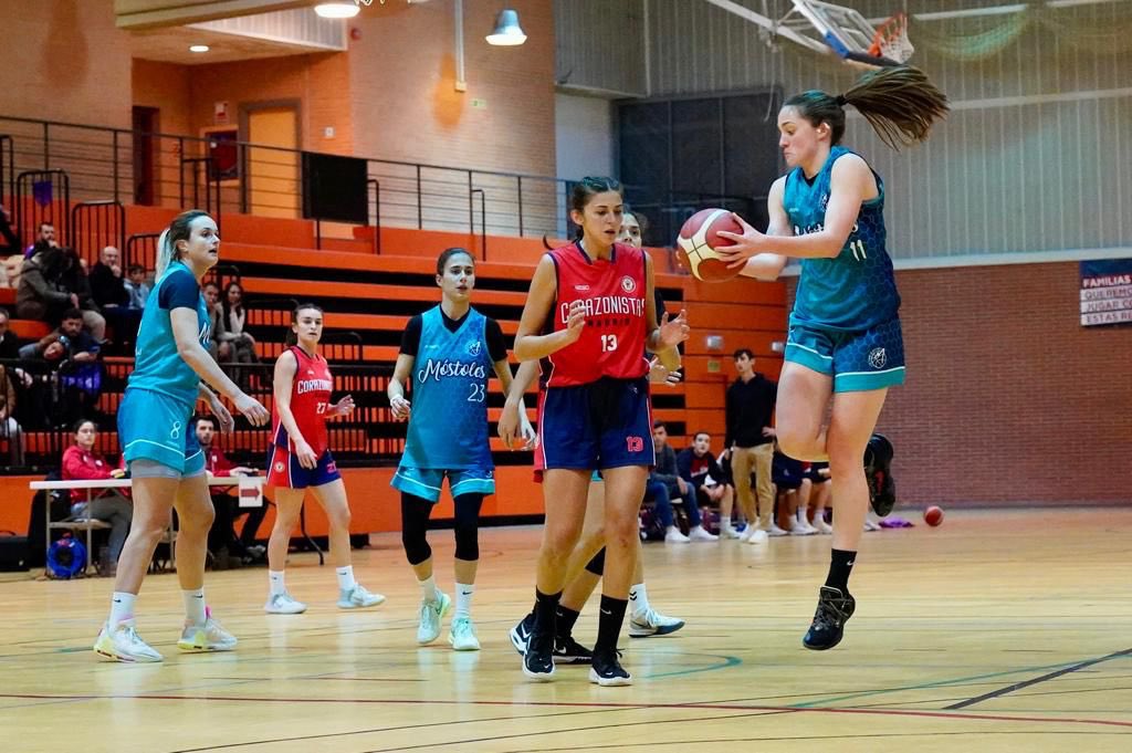 AytoMostoles's tweet photo. Dentro de los actos programados contra la violencia de género, hoy el baloncesto femenino se ha teñido de morado en apoyo a todas las víctimas de violencia machista en un partido por la igualdad jugado por el CB Ciudad de Móstoles y el Corazonistas.Han quedado 53 a 61 #Mostoles https://t.co/8nB8zQdWKP
