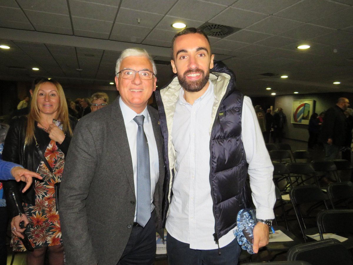 GPEManigua's tweet photo. Ahir tingué lloc la 20ª Gala de Penyes del RCD Espanyol.
Una de les innovacions fou el lliurament  de la insígnia d’or a les penyes que compleixen el mig segle de vida i la d’argent per les que arribin a 25 anys.
La nostra penya, va rebre l’insígnia complint enguany els 67 anys https://t.co/CmZM1AaTij