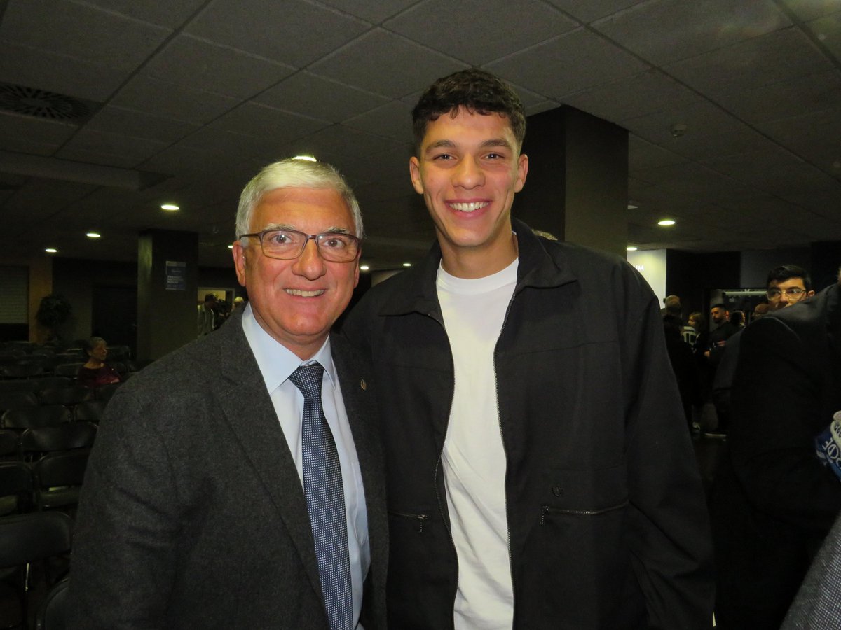 GPEManigua's tweet photo. Ahir tingué lloc la 20ª Gala de Penyes del RCD Espanyol.
Una de les innovacions fou el lliurament  de la insígnia d’or a les penyes que compleixen el mig segle de vida i la d’argent per les que arribin a 25 anys.
La nostra penya, va rebre l’insígnia complint enguany els 67 anys https://t.co/CmZM1AaTij