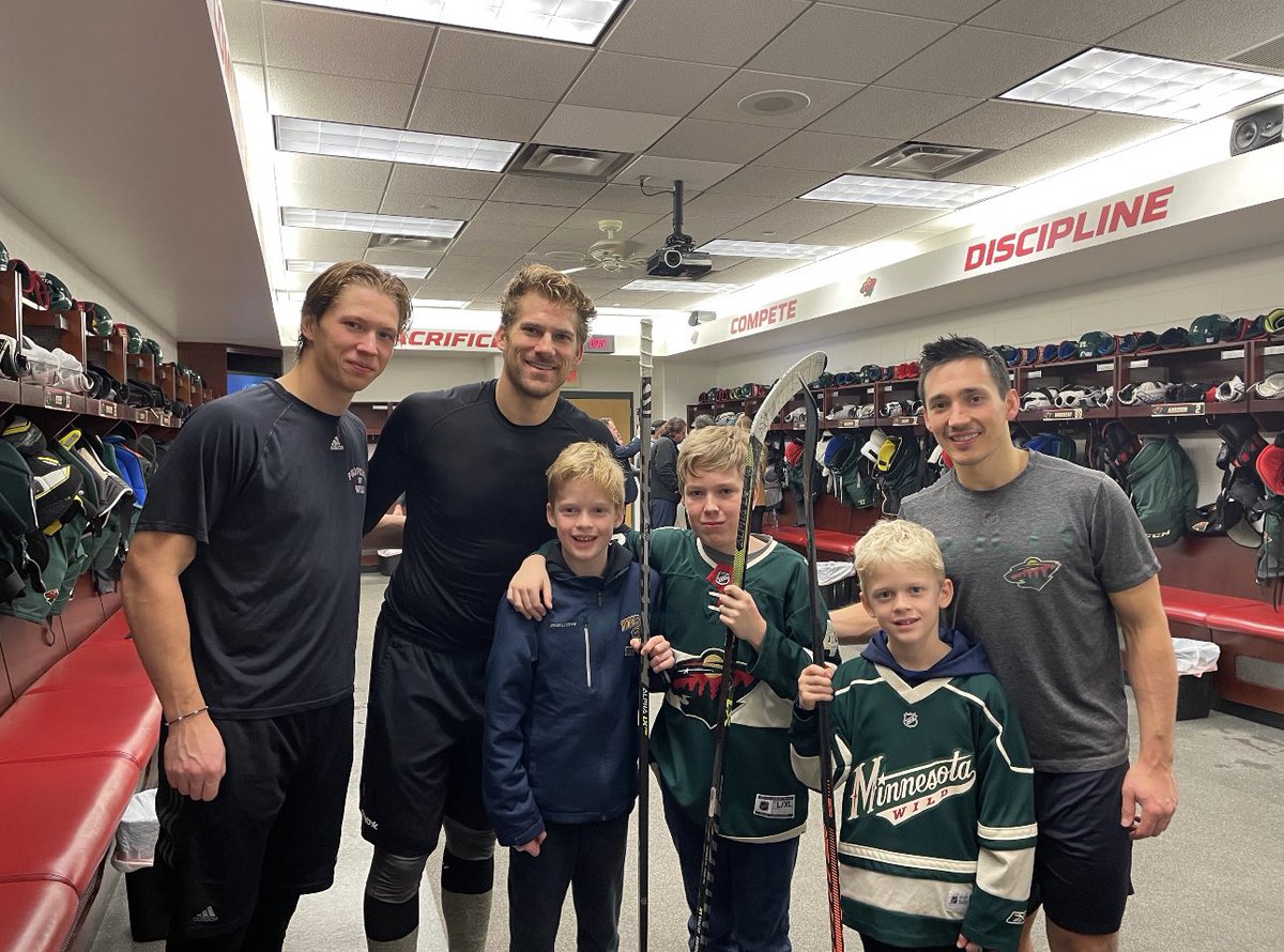 This little trooper (far left) unfortunately got knocked by a puck in game. Our guys requested to see him and his buddies after the game and gave them some 🏒 

Class acts 👏

#mnwild