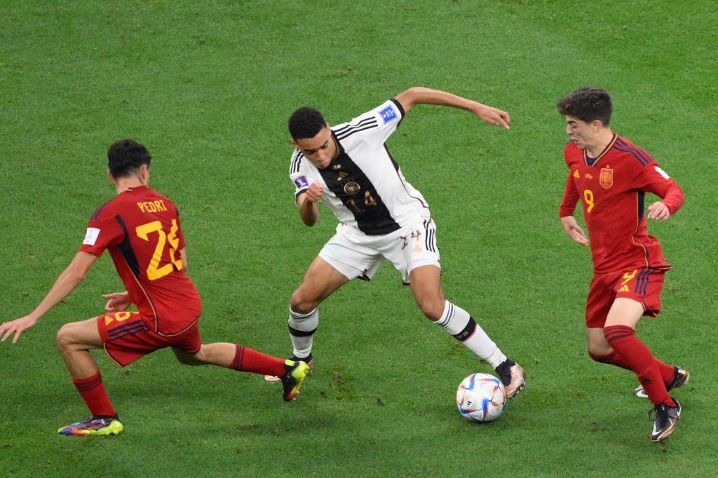 VecRM_'s tweet photo. Jamal Musiala jugando con los dos últimos Golden Boy. https://t.co/NY31CKe9Cj