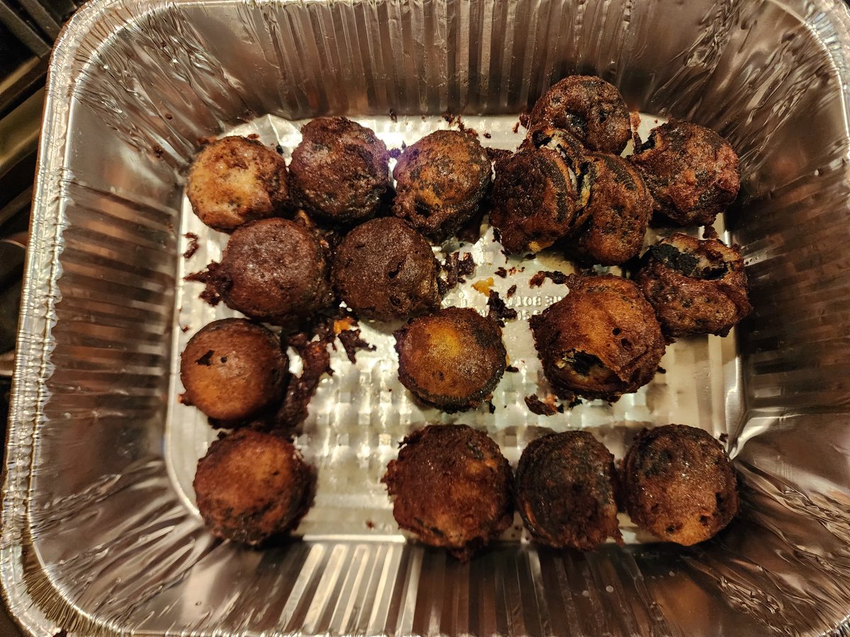 _GJK_'s tweet image. Messed around with the oil left in the turkey fryer and it didn't miss......smoked wings-oreos-chicken breast bone in. #smokedmeat #BBQ #deepfry #bbqadventures @thisgrilllife @recteq_official