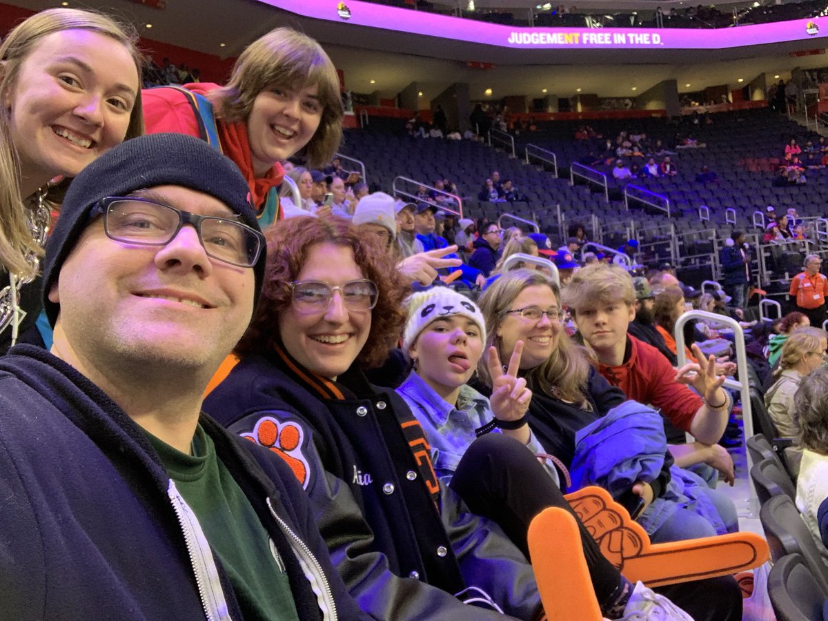 krprice's tweet photo. Chilling at the #pistons game. https://t.co/ghizZuoJ5G