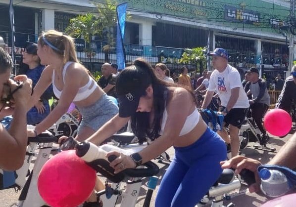 #Domingo #27Nov Presentes en la Caminata 5k Color Run, colorida y alegre actividad deportiva en nuestra ciudad, la cual fue organizada por la <a href="/Gob_Tachira/">Gobernación del estado Táchira</a> <a href="/famitachirense/">Fundación de la Familia Tachirense</a> y <a href="/cotatur_ve/">cotaturve.</a>  contando con la participación del Gob. <a href="/FreddyBernal/">Freddy Bernal</a> y la Primera Dama <a href="/KaremDeBernal/">Karem Durán de Bernal</a>