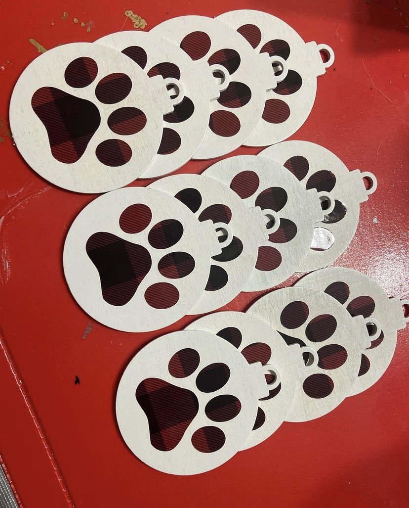 Kaitiescrafts's tweet photo. 12 more red paw ornaments ready for sale! $5 each! #etsy #business #halifax https://t.co/vuQcN7WzZO