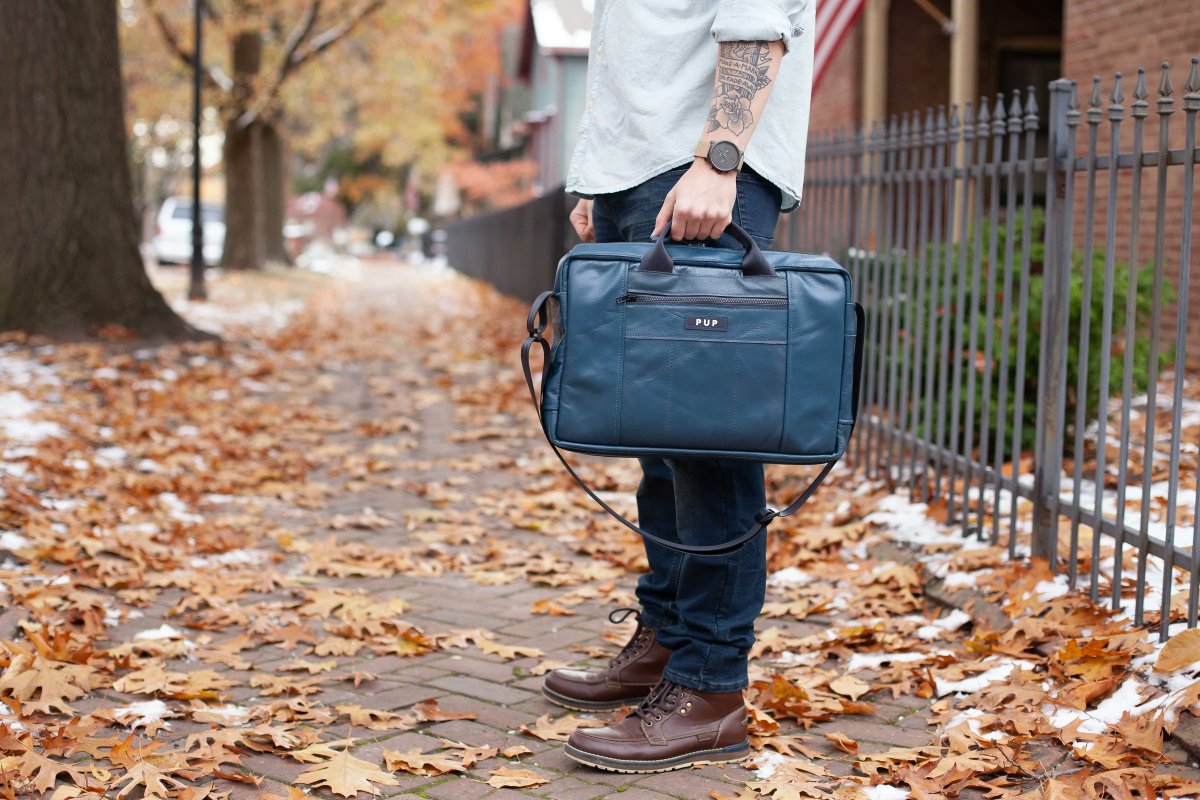 Back to the office? The Switchman Messenger bag is built to be your sidekick for everyday commutes or long-distance travels. peopleup.org/collections/am…
#shopsmallindy #smallbusinesssaturday #2022giftguide #giftsforall