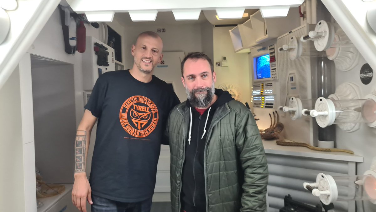 Luisnostromo's tweet photo. Hoy Neil Fallon, cantante de @clutchofficial y gran fan de ALIEN vino al museo. Mañana tocan en la @Sala_Apolo 
___
Neil Fallon from Clutch Band in the Alien Museum
___
#slaughterbeach #clutch #neilfallon https://t.co/J0yzLmezRT