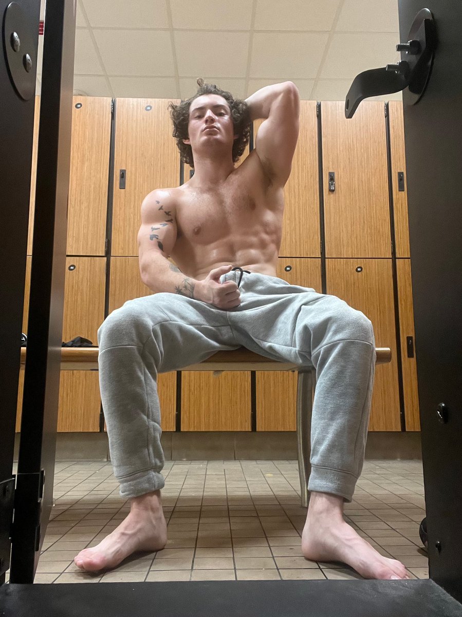 Rex Campbell on Twitter: "Serve me in my DMs 😈🏧💦"