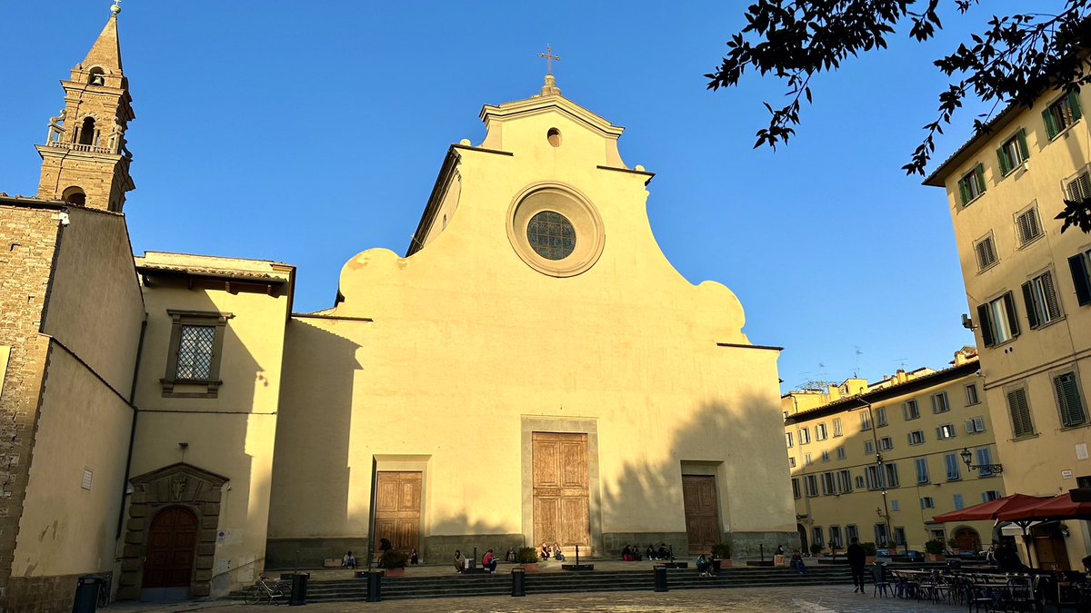 イタリア🇮🇹フィレンツェ歴史地区 【秋の午後のサントスピリト広場】 目の前にあるのは サントスピリト大聖堂✨