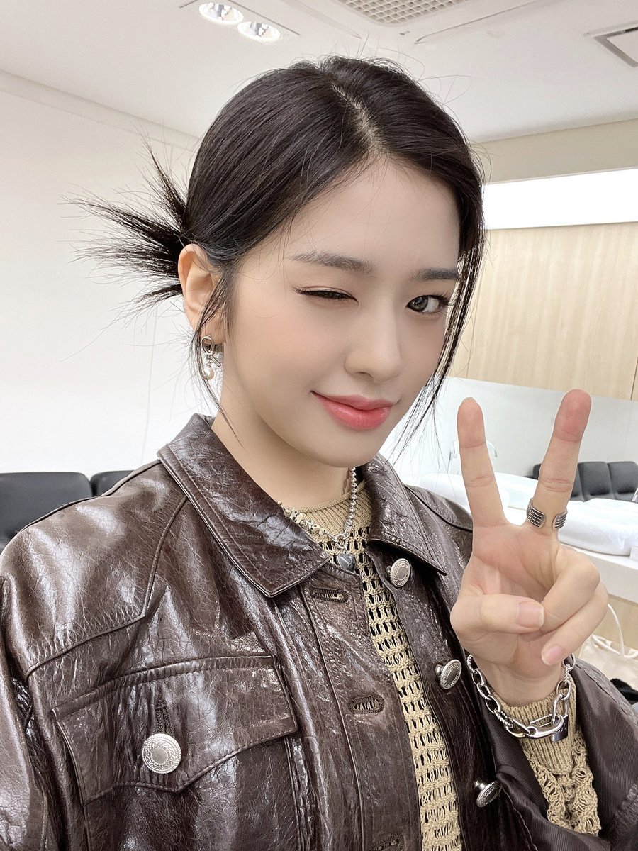 princesseszip's tweet photo. — ♡ ࣪ ˖  Con mis mejores trapitos ya estoy #intoːParis𔒴·존  en mi más grande modo 𝑓angirl por esta guapa, nada me impediría llenarme la galería del #𝐋ucix𝔹vlgari·Eden𔘓 y mandarle las mejores porritas del mundo. ¡Suerte, Luci linda! tqm. ♡

ur bunny 🐇—  #𝙱𝚎𝚝𝚑 https://t.co/vXBy2bGIrY