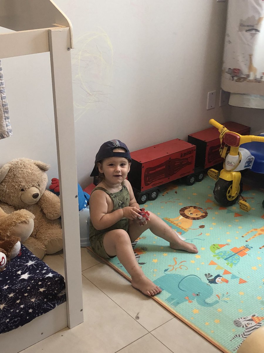 _adnerb's tweet photo. Kiko de boné no quartinho dele pra encerrar bem o domingo de todo mundo https://t.co/Dzel1wQXCa