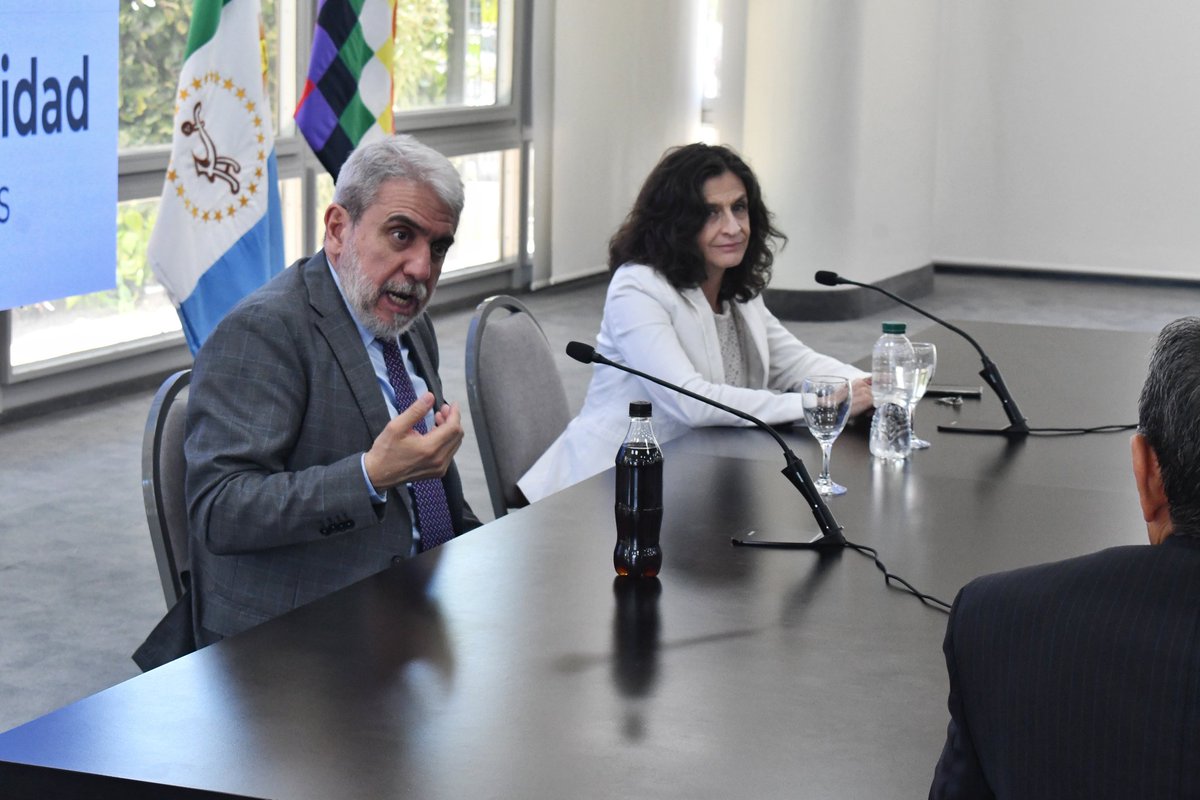SeguridadChaco's tweet photo. CHACO CRECE EN ARTICULACIÓN CON LA NACIÓN 💪🏼

Mantuvimos reuniones de trabajo con el ministro de Seguridad de la Nación, @FernandezAnibal, con los integrantes de fuerzas provinciales y federales, y con representantes de la Justicia provincial. https://t.co/1ktS2vWJU6