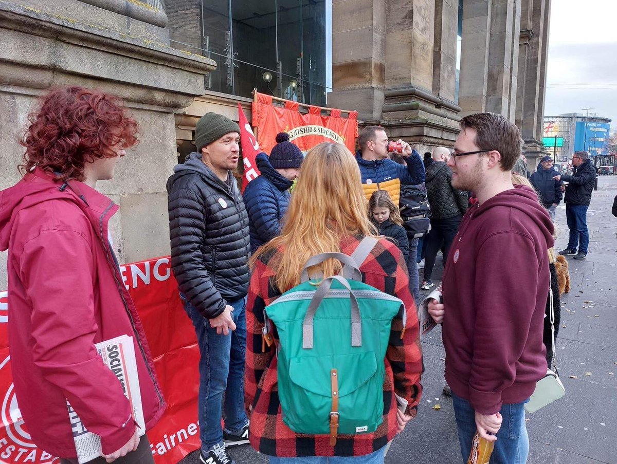 NCLMarxists's tweet photo. Newcastle Marxists spent this Saturday at the ASLEF picket line chatting to striking workers, followed by a North East regional youth caucus! Great weekend with great comrades. Get in touch if you'd like to get involved! https://t.co/mOF1WrlVtl