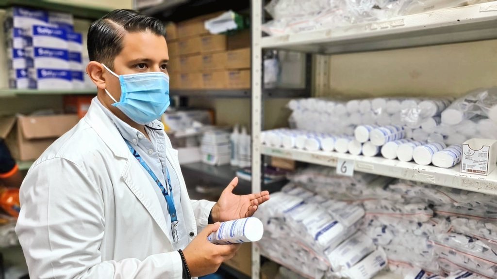 DPS_LosRios's tweet photo. #Guayas| Continuando con su agenda técnica, el coordinador de @Salud_CZ5, @DanielSanchezEc, verificó el correcto flujo de atención y el óptimo stock de insumos y medicamentos en el Hospital Básico de Balzar. Así, @Salud_Ec garantiza un servicio de calidad y calidez a los usuarios https://t.co/GvweTVm96G