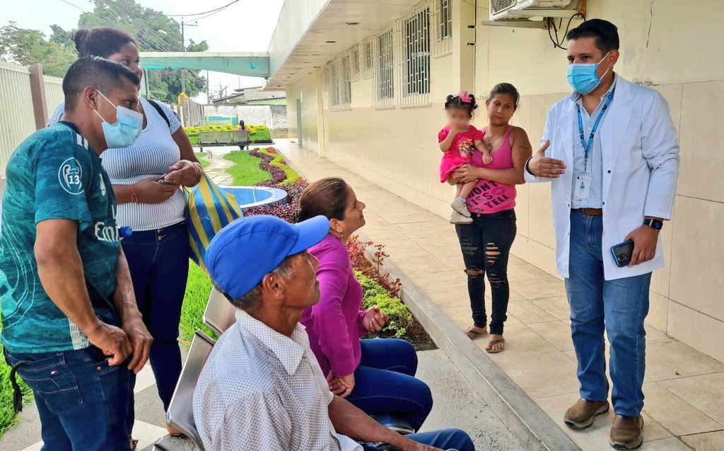 DPS_LosRios's tweet photo. #Guayas| Continuando con su agenda técnica, el coordinador de @Salud_CZ5, @DanielSanchezEc, verificó el correcto flujo de atención y el óptimo stock de insumos y medicamentos en el Hospital Básico de Balzar. Así, @Salud_Ec garantiza un servicio de calidad y calidez a los usuarios https://t.co/GvweTVm96G
