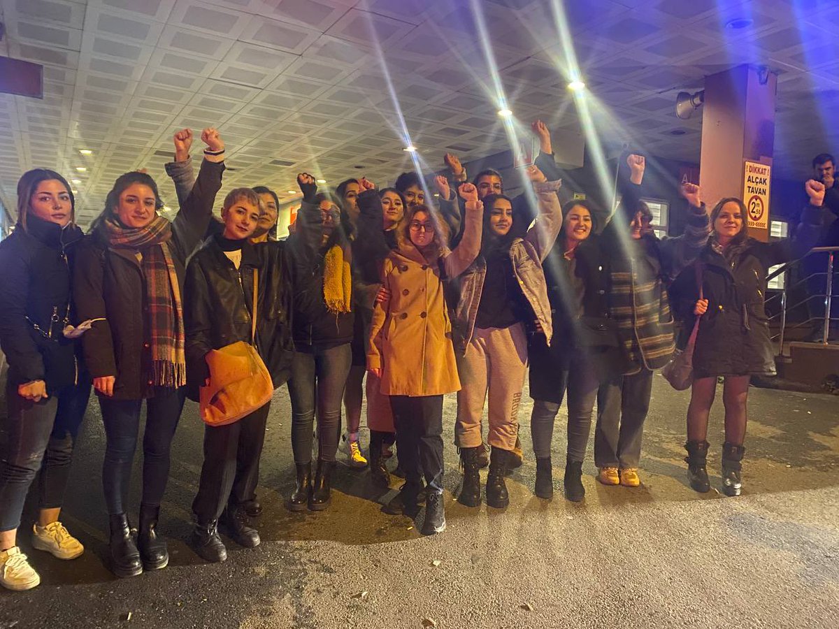 Kadıköy eylemimizde gözaltına alınan 70 üyemizin de aralarında bulunduğu 116 kişi serbest bırakıldı.

Bizi durduramayacaksınız, biz kadın cinayetlerini durduracağız✊🏼