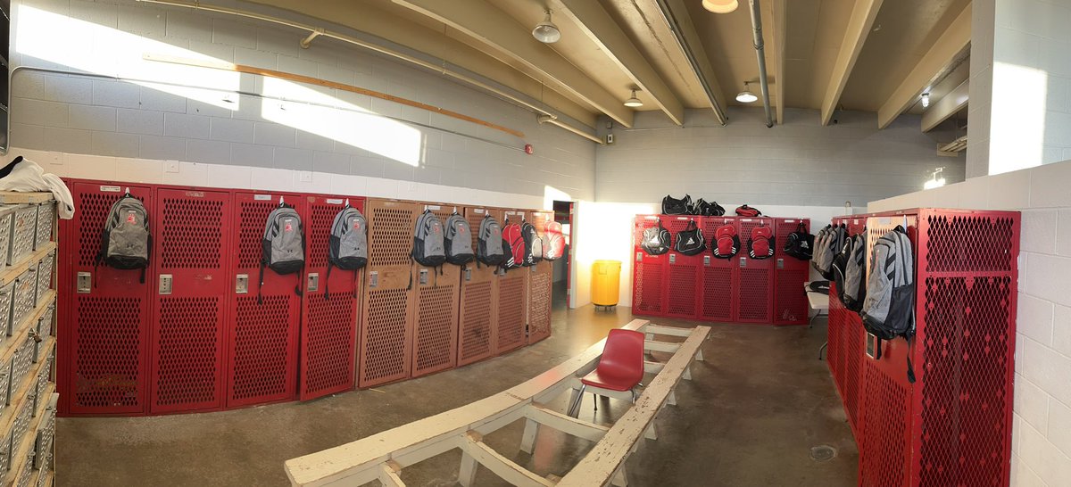 NickStro66's tweet photo. 1st day presentation and the locker room are ready for the first practice tomorrow. It’s time to go to #WORK! #FeartheFin https://t.co/JGNjyqjCXQ