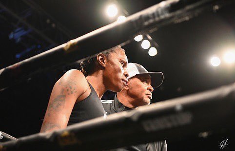 InTheRingWithC1's tweet photo. Our girl did it @dallas_boxing , you were with us , We felt you . @Da_slim_goody
📸 @jgonzodotcom
#coachozell @diamondrockpro
#mainevent #femaleheadliner #boxing #dfdub #queen #femaleswhobox #ladies #Texasselectboxingclub #inGodwetrust #ITRWC #WCIW https://t.co/r1LPq9fdd5